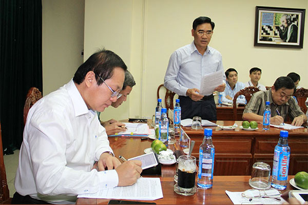 Phó chủ tịch UBND tỉnh Trần Văn Vĩnh trình bày những kiến nghị, đề xuất của tỉnh đối với đoàn công tác của Bộ Thông tin và Truyền thông