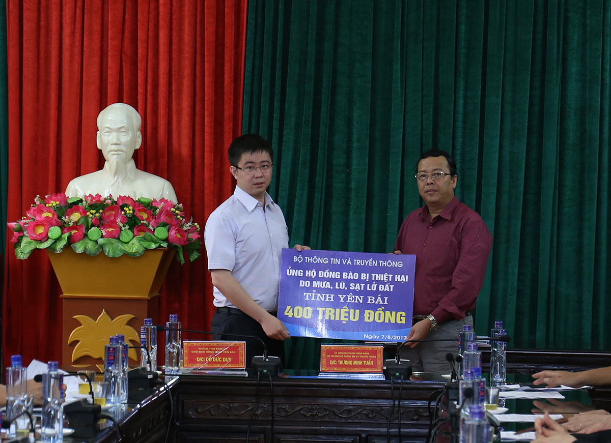 Ông Bùi Hoàng Phương - Phó Chánh VP Bộ, đại diện Bộ TTTT trao quà trị giá 400 triệu đồng cho UBND huyện Mù Cang Chải.