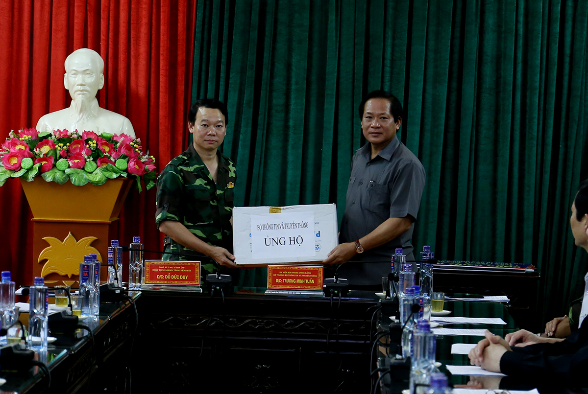Bộ trưởng Trương Minh Tuấn tặng thuốc cho huyện Mù Cang Chải.