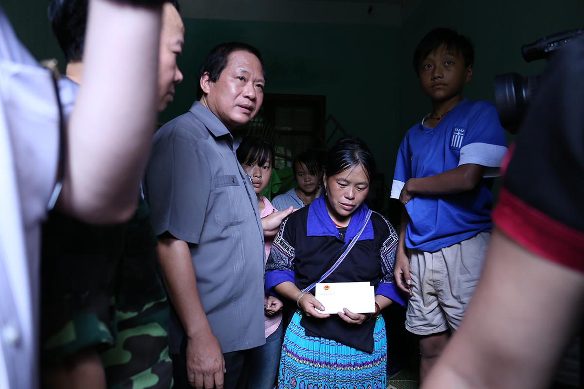 Bộ trưởng Trương Minh Tuấn tặng quà, động viên gia đình chị Cứ Thị Sầu (vợ của anh Giàng A Hù, cán bộ kỹ thuật đài truyền thanh huyện MCC đã bị chết đuối do lũ cuốn).