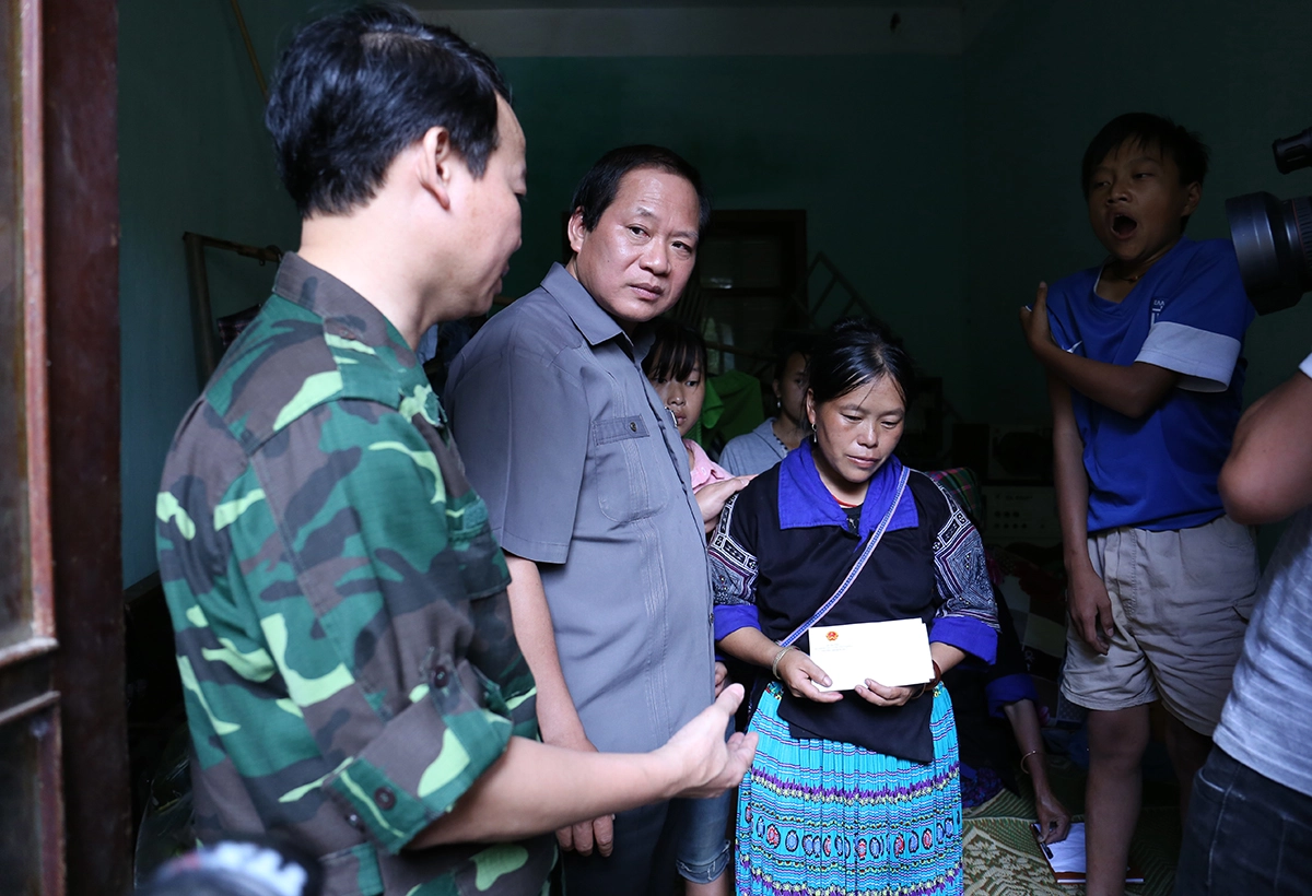 Bộ trưởng Trương Minh Tuấn giao nhiệm vụ cho Đài Truyền thanh huyện Mù Cang Chải hỗ trợ cho gia đình chị Cứ Thị Sầu.