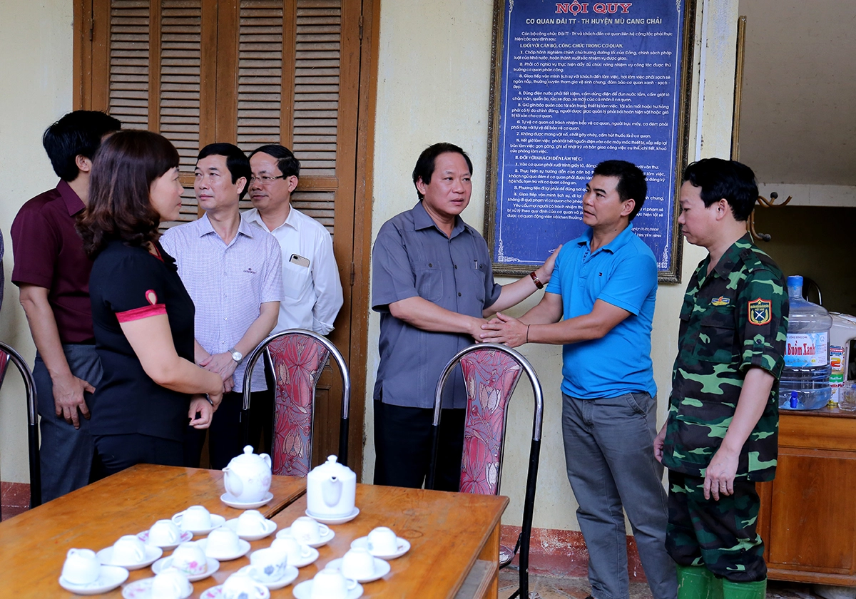 Bộ trưởng Trương Minh Tuấn tới thăm gia đình có nạn nhân tử vong do lũ cuốn.