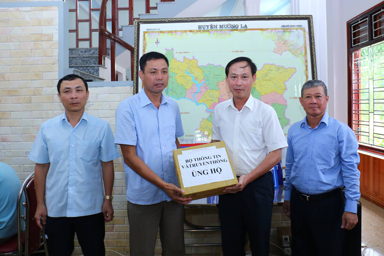 Bộ TT&TT trao tặng một số trang thiết bị y tế và nhu yếu phẩm cho đồng bào bị thiệt hại  tỉnh Sơn La.
