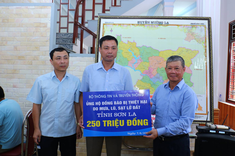 Thứ trưởng Bộ TT&TT Nguyễn Thành Hưng trao tặng quà cho đồng bào bị thiệt hại do mưa lũ, sạt lở đất tỉnh Sơn La.