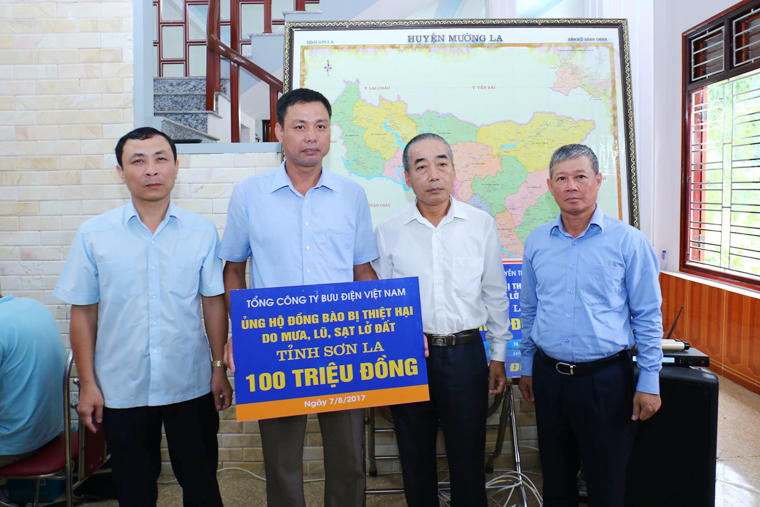 Tổng Công ty Bưu điện Việt Nam trao tặng quà ủng hộ đồng bào bị thiệt hại do mưa lũ sạt lở đất tại tỉnh Sơn La.