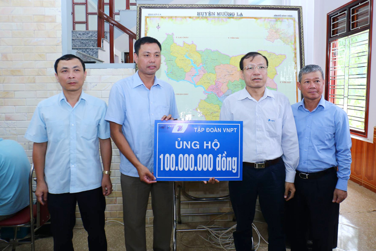 Tập đoàn VNPT trao tặng quà cho đồng bào bị thiệt hại do mưa lũ, sạt lở đất tỉnh Sơn La.