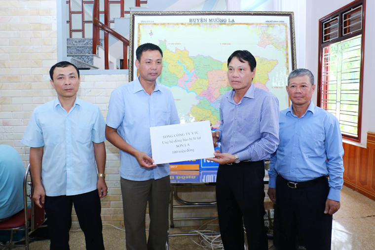 Tổng công ty VTC trao tặng quà ủng hộ đồng bào bị thiệt hại do mưa, lũ, sạt lở đất tỉnh Sơn La.