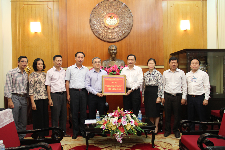 Thứ trưởng Bộ TT&TT Phan Tâm trao số tiền 450 triệu đồng ủng hộ các tỉnh trung du, miền núi Bắc Bộ cho Ủy ban Trung ương MTTQ Việt Nam