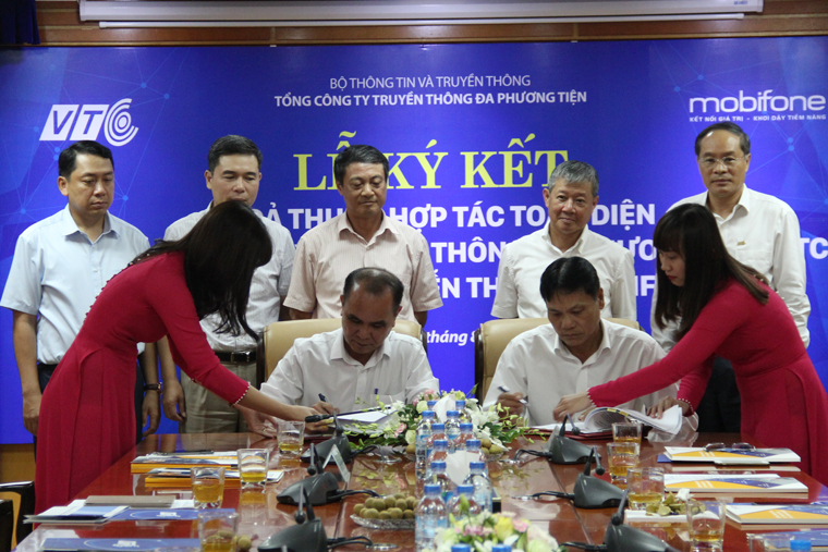 Thứ trưởng Bộ TT&TT Nguyễn Thành Hưng và Thứ trưởng Phạm Hồng Hải chứng kiến Lễ ký kết giữa hai Tổng công ty