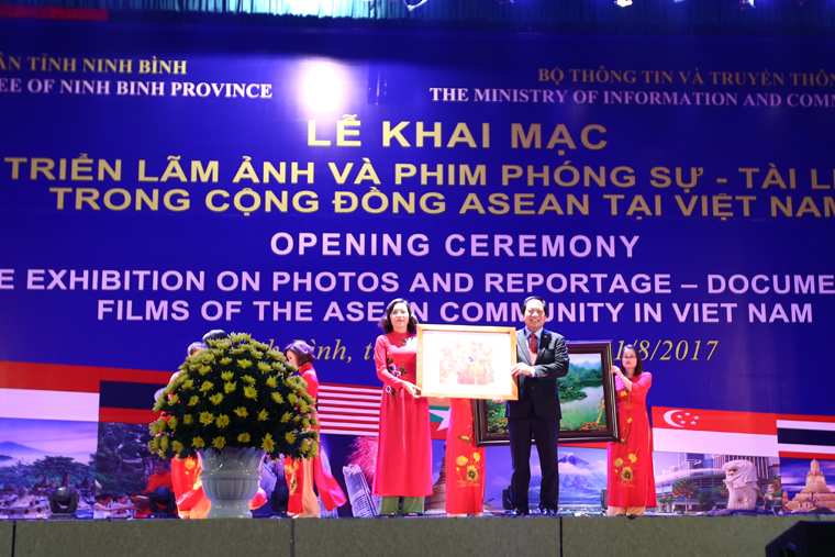 Bộ trưởng Trương Minh Tuấn trao tặng bức tranh lưu niệm cho tỉnh Ninh Bình