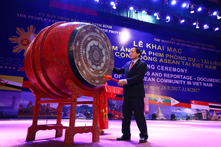 Bộ trưởng Trương Minh Tuấn đánh trống khai mạc Triển lãm
