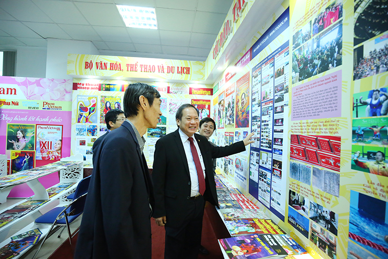 Bộ trưởng Bộ TT&TT Trương Minh Tuấn thăm quan các gian hàng tại Hội báo