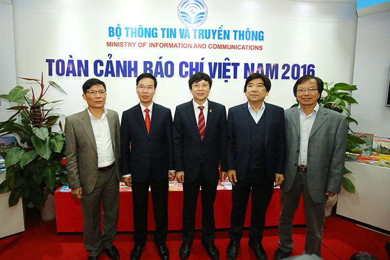 Trưởng Ban Tuyên giáo Trung ương Võ Văn Thưởng tham quan Phòng trưng bày Toàn cảnh báo chí Việt Nam của Bộ TT&TT.  