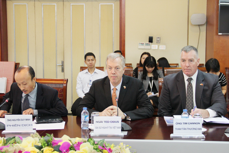 Đại sứ Hoa Kỳ Ted Osius phát biểu tại buổi tiếp và làm việc với Bộ trưởng Bộ TT&TT Trương Minh Tuấn.