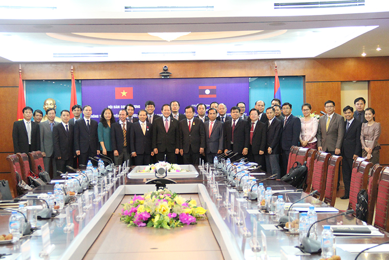 Đoàn đại biểu Bộ TT&TT Việt Nam và Bộ Bưu chính và Viễn thông Lào chụp ảnh lưu niệm