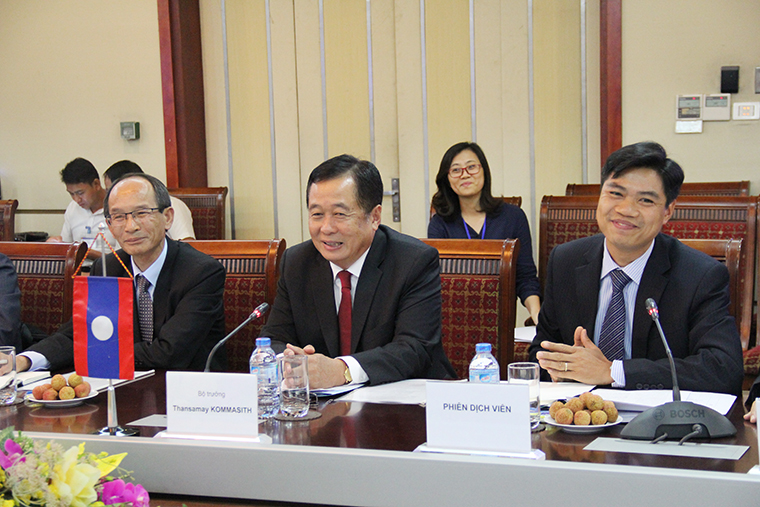Bộ trưởng Bộ Bưu chính và Viễn thông Lào Thansamay Kommashith (ngồi giữa) phát biểu tại buổi Hội đàm