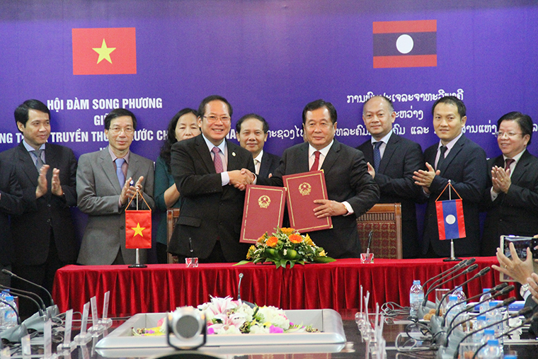 Bộ trưởng Bộ TT&TT Trương Minh Tuấn và Bộ trưởng Bộ Bưu chính và Viễn thông Lào Thansamay Kommashith ký kết Kế hoạch triển khai thỏa thuận hợp tác giữa Bộ TT&TT Việt Nam và Bộ Bưu chính và Viễn thông Lào