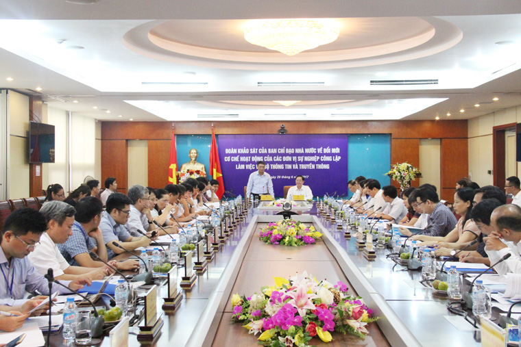 Thứ trưởng Bộ TT&TT Phạm Hồng Hải phát biểu tại buổi làm việc  