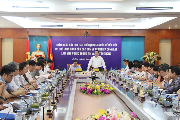 Bộ trưởng Bộ Nội vụ Lê Vĩnh Tân phát biểu chỉ đạo tại buổi làm việc.