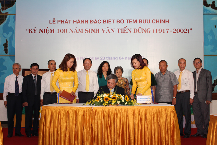Thứ trưởng Bộ TT&TT Nguyễn Minh Hồng ký phát hành Bộ tem