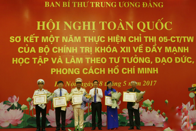 Trưởng Ban Tuyên giáo Trung ương Võ Văn Thưởng tặng bằng khen cho các tập thể, cá nhân có thành tích trong học tập và làm theo tư tưởng đạo đức, phong cách Hồ Chí Minh 