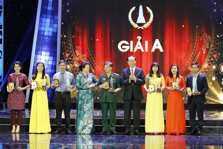 Chủ tịch nước Trần Đại Quang và Chủ tịch Quốc hội Nguyễn Thị Kim Ngân trao giải A cho các tác giả, nhóm tác giả