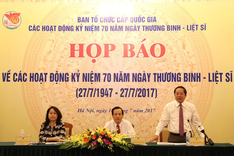 Bộ trưởng Trương  Minh Tuấn phát biểu tại buổi họp báo