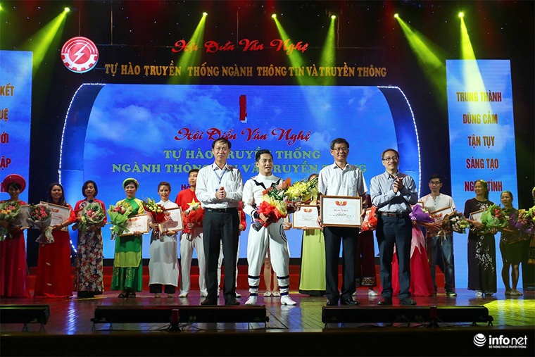 Thứ trưởng Bộ TT&TT Phan Tâm cùng Chủ tịch Công đoàn ngành TT&TT Chu Văn Bình trao Giải đặc biệt cho đại diện Công đoàn Tổng Công ty Viễn thông Mobifone.