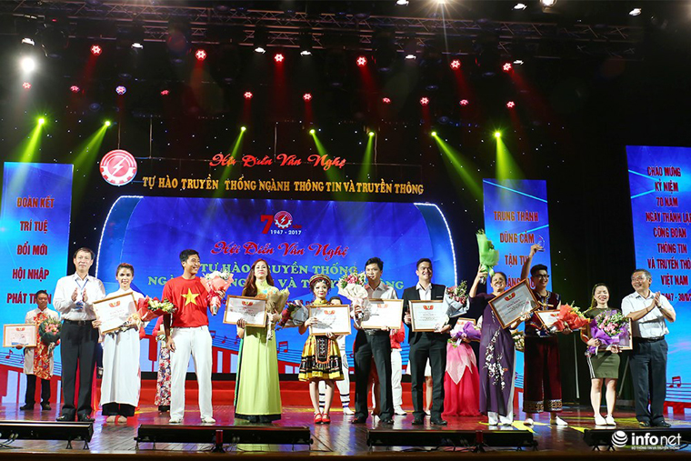 Nguyên Thứ trưởng Bộ TT&TT Trần Đức Lai cùng Chủ tịch Công đoàn ngành TT&TT Chu Văn Bình trao tặng các đơn vị đoạt giải.