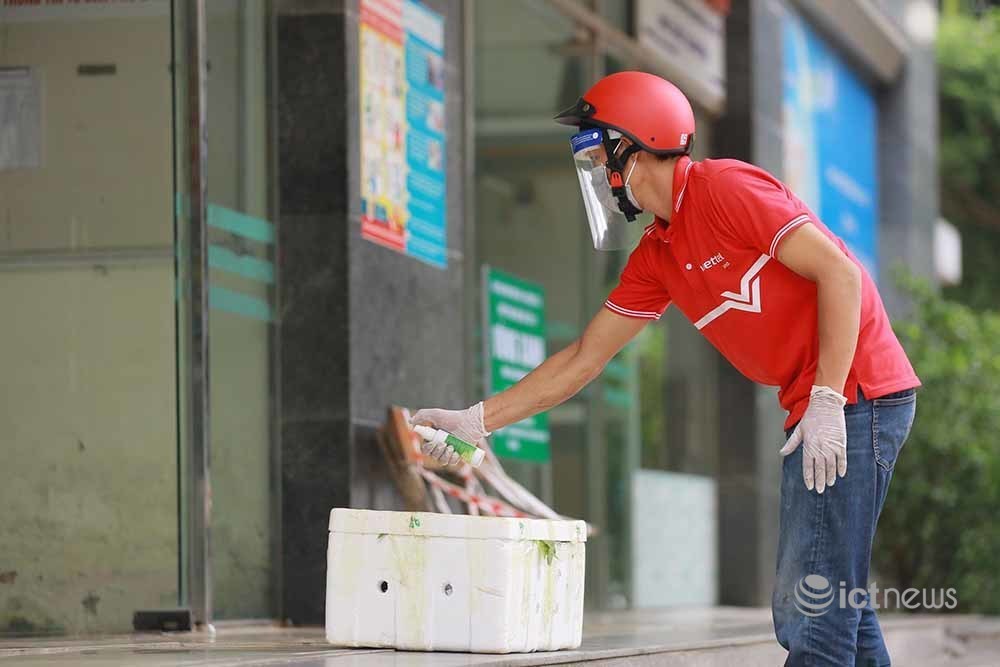 postal-companies-change-delivery-method-of-essential-goods-green-zones-expanded-on-hanoi.jpg