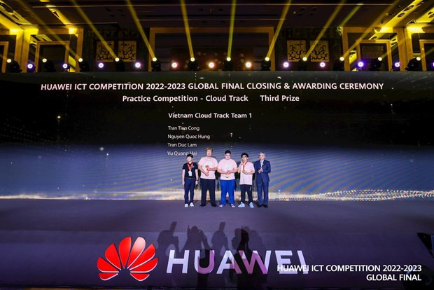 vietnamese-students-win-prize-at-huawei-ict-competition-2022-2023-8.jpg