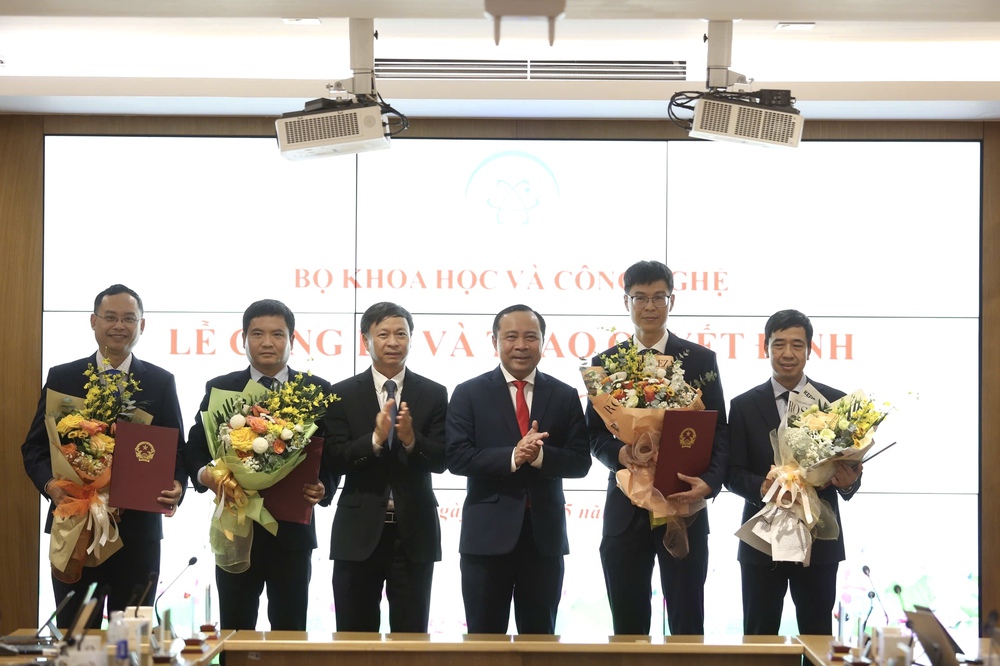 Bộ KH&CN c&ocirc;ng bố c&aacute;c quyết định về c&ocirc;ng t&aacute;c c&aacute;n bộ - Ảnh 3.