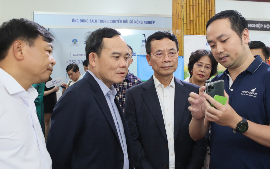 Phó Thủ tướng Trần Lưu Quang, Bộ trưởng Nguyễn Mạnh Hùng thăm quan các sản phẩm công nghệ phục vụ nông nghiệp.