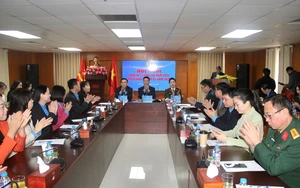 Gắn biển c&ocirc;ng tr&igrave;nh ch&agrave;o mừng Đại hội XIV C&ocirc;ng đo&agrave;n Việt Nam- Ảnh 10.
