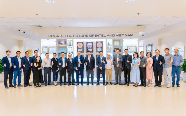 Thứ trưởng Bùi Hoàng Phương và đoàn công tác của Bộ KH&CN thăm nhà máy đóng gói và kiểm thử Intel Products Vietnam