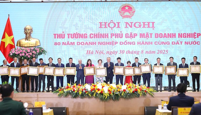 CMC vinh dự đón nhận Bằng khen Thủ tướng Chính phủ trong dịp kỉ niệm 80 năm Quốc khánh - Ảnh 2.