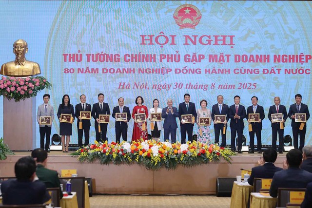 CMC vinh dự đón nhận Bằng khen Thủ tướng Chính phủ trong dịp kỉ niệm 80 năm Quốc khánh - Ảnh 1.