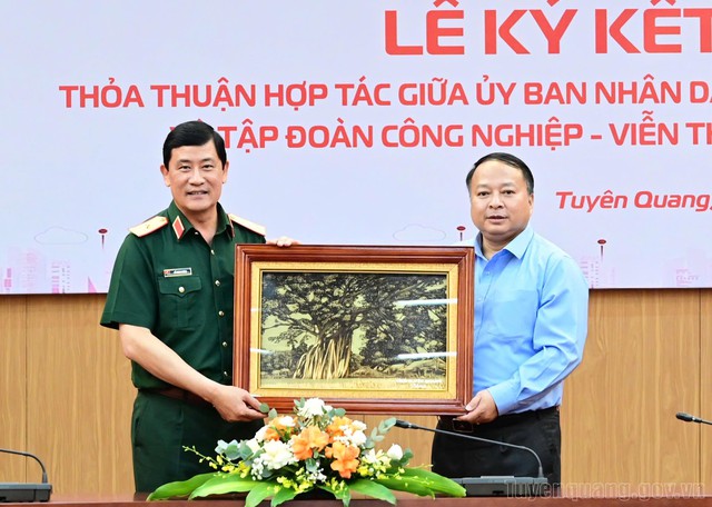 UBND tỉnh Tuyên Quang và Tập đoàn Viettel ký thỏa thuận hợp tác về chuyển đổi số - Ảnh 4.
