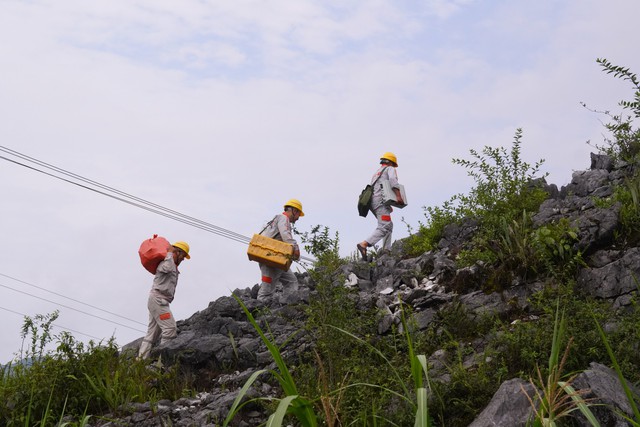 Xoá lõm sóng ở vùng cao mở đường cho sinh kế người dân- Ảnh 2. Xoá lõm sóng ở vùng cao mở đường cho sinh kế người dân- Ảnh 2.