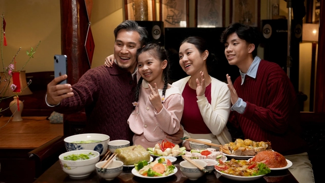 Ông bố sững người trước câu hỏi của con gái trong phim Tết của Tập đoàn Viettel - Ảnh 2.