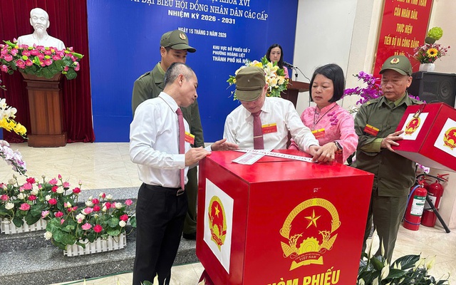 Cử tri kiểm tra và niêm phong hòm phiếu tại điểm bỏ phiếu phường Hoàng Liệt, thành phố Hà Nội