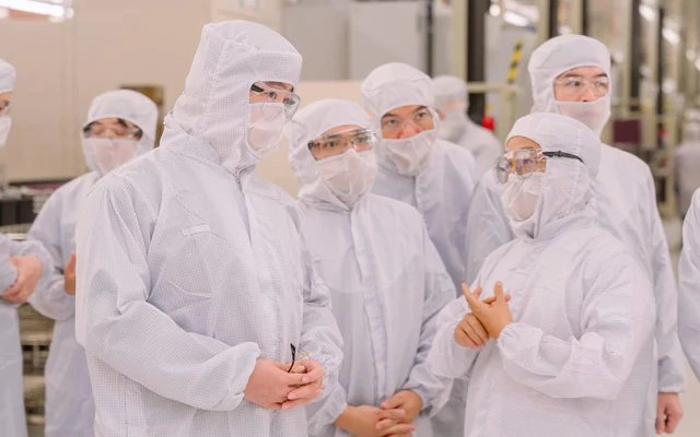 Đoàn công tác Bộ KH&CN thăm nhà máy đóng gói và kiểm thử chip bán dẫn Intel Products Vietnam.