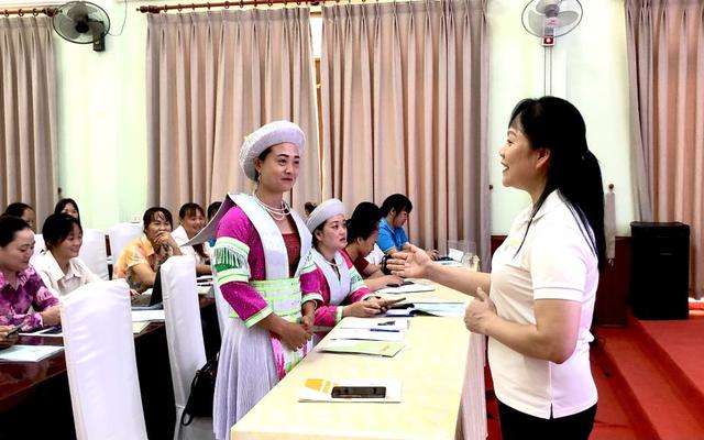 Giảng viên trao đổi, hướng dẫn hội viên cơ sở kỹ năng ứng dụng công nghệ số trong quảng bá và bán hàng.