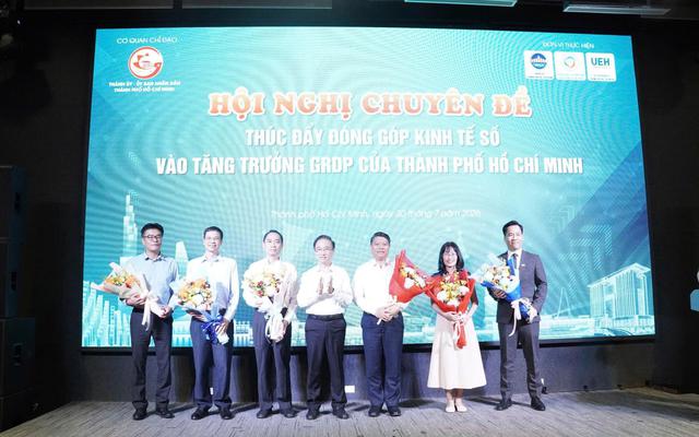 Nhóm nghiên cứu nhận hoa từ ban tổ chức