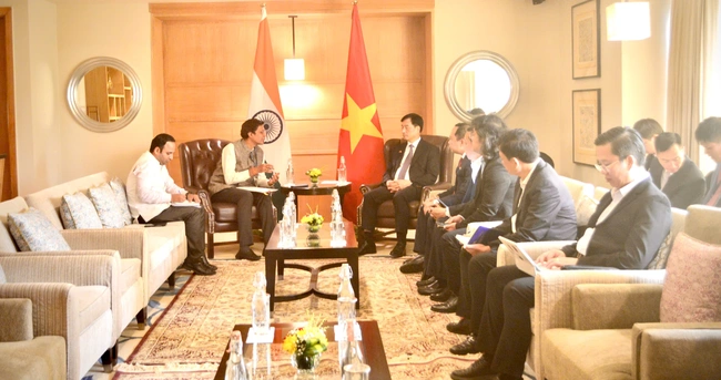 To&agrave;n cảnh buổi l&agrave;m việc.