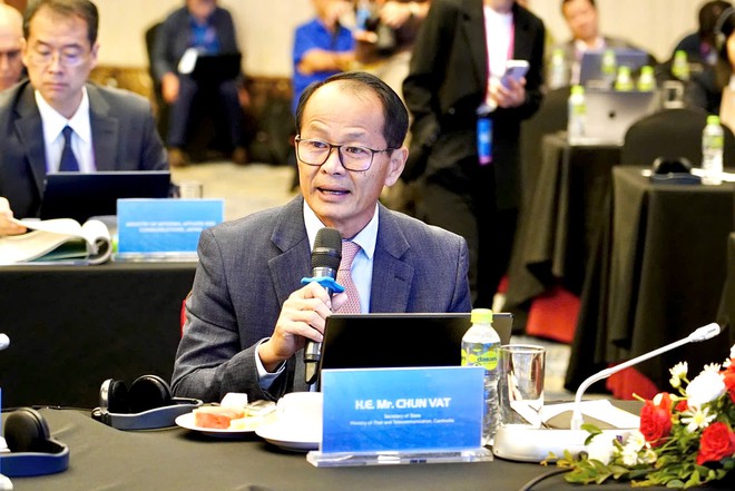 &Ocirc;ng CHUN Vat, Quốc vụ khanh Bộ Bưu ch&iacute;nh v&agrave; Viễn th&ocirc;ng Campuchia v&agrave; &ocirc;ng Keovisouk Solaphom, Thứ trưởng Bộ C&ocirc;ng nghệ v&agrave; Truyền th&ocirc;ng L&agrave;o ph&aacute;t biểu tại hội nghị.