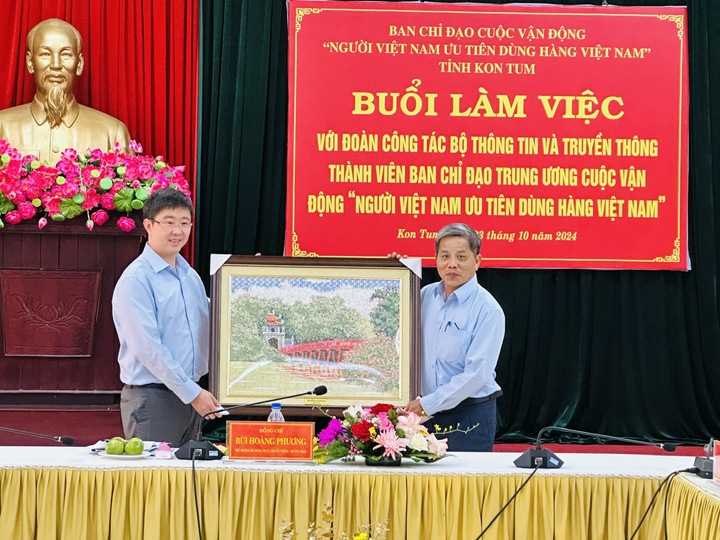 Đoàn công tác của Bộ Thông tin và Truyền thông làm việc với tỉnh Kon Tum - Ảnh 3.