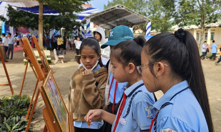 Đắk Lắk bế mạc Triển lãm lưu động “Hoàng Sa, Trường Sa của Việt Nam - Những bằng chứng lịch sử và pháp lý”   - Ảnh 5.