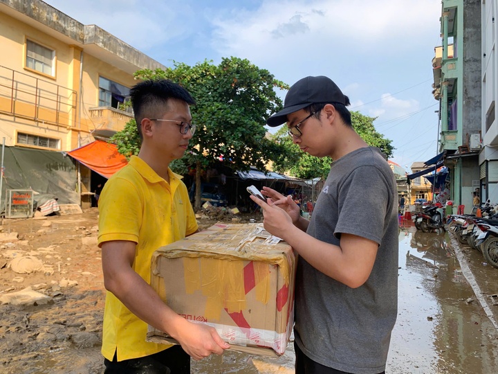 Nghĩa tình người Bưu điện trong bão Yagi: Trao gửi yêu thương, nhận niềm hạnh phúc - Ảnh 6.