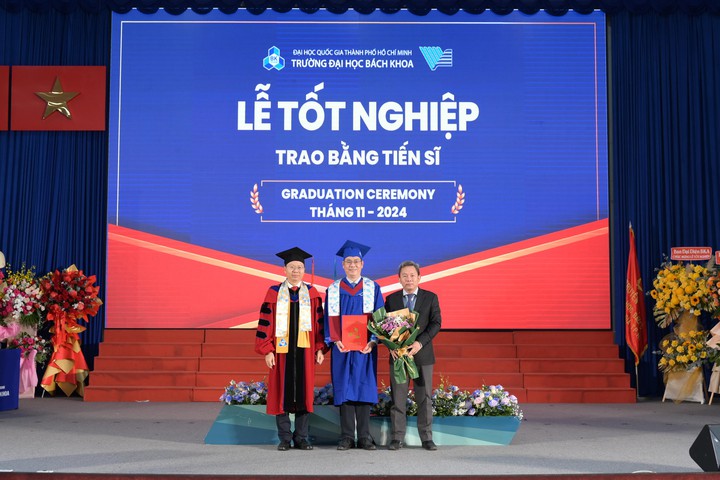 “Nốt trầm” suốt nhiều năm đổi lấy “nốt thăng” rực rỡ ở khoảnh khắc nhận bằng tốt nghiệp của gần 3.000 tân khoa - Ảnh 2.